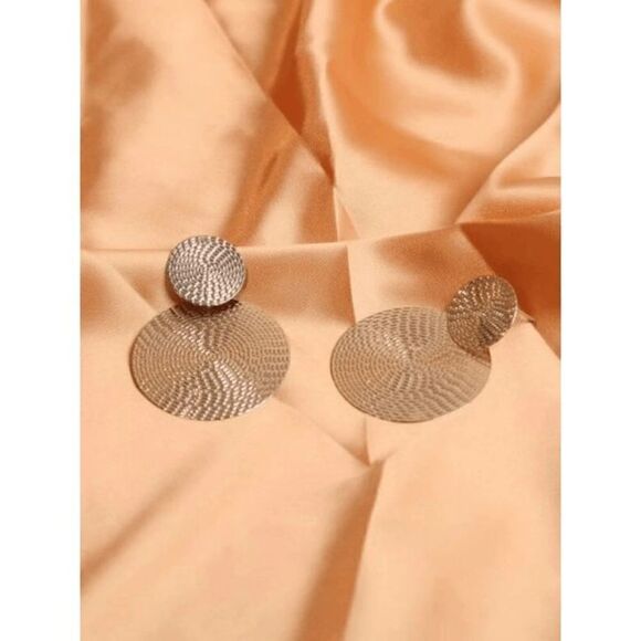 SILVER TEXTURED ROUND GEOMETRIC DANGLE EARRINGS - Picture 4 of 7